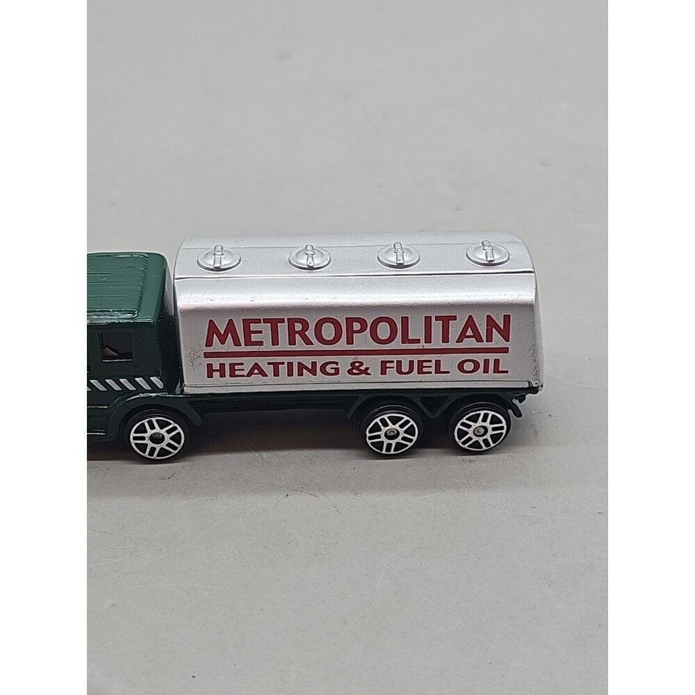 Maisto Gas Tanker Leyland‎ Metropolitan Heating & Fuel Oil 1/64 & School Bus - Picture 3 of 10